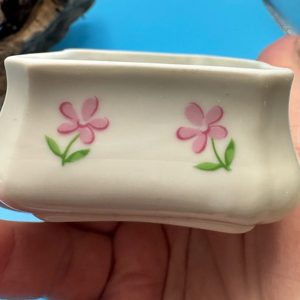 Irice porcelain lidded trinket box. Off-white w/pink &green flowers, gold rim. - Picture 9 of 12